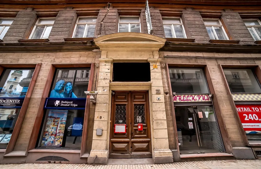 2B Hostel & Rooms-1